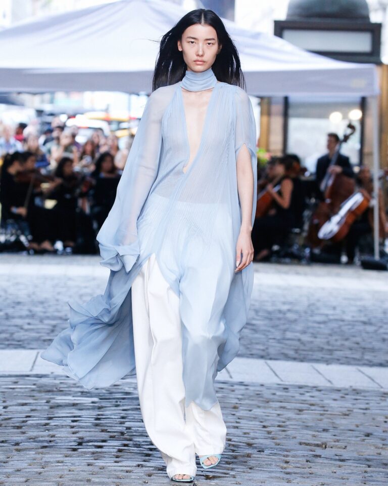 E-commerces de moda: Prabal Gurung no NYFW para o verão 2025.