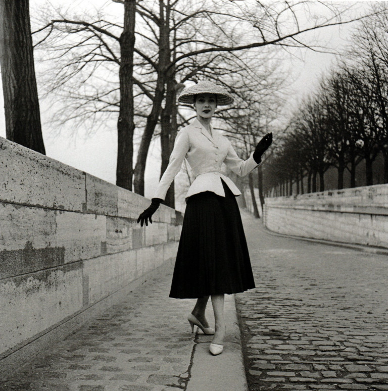 E-commerces de moda: O "New Look" tailleur Bar, fotografado em 1955 (Imagem: Willy Maywald)