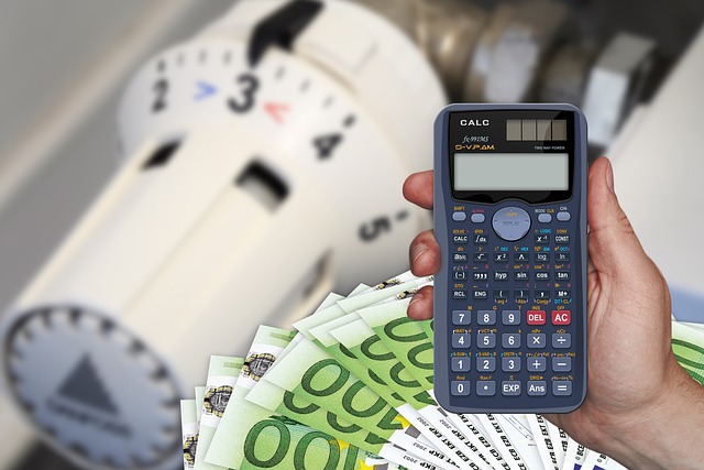 Homem usa calculadora para despesas e custos